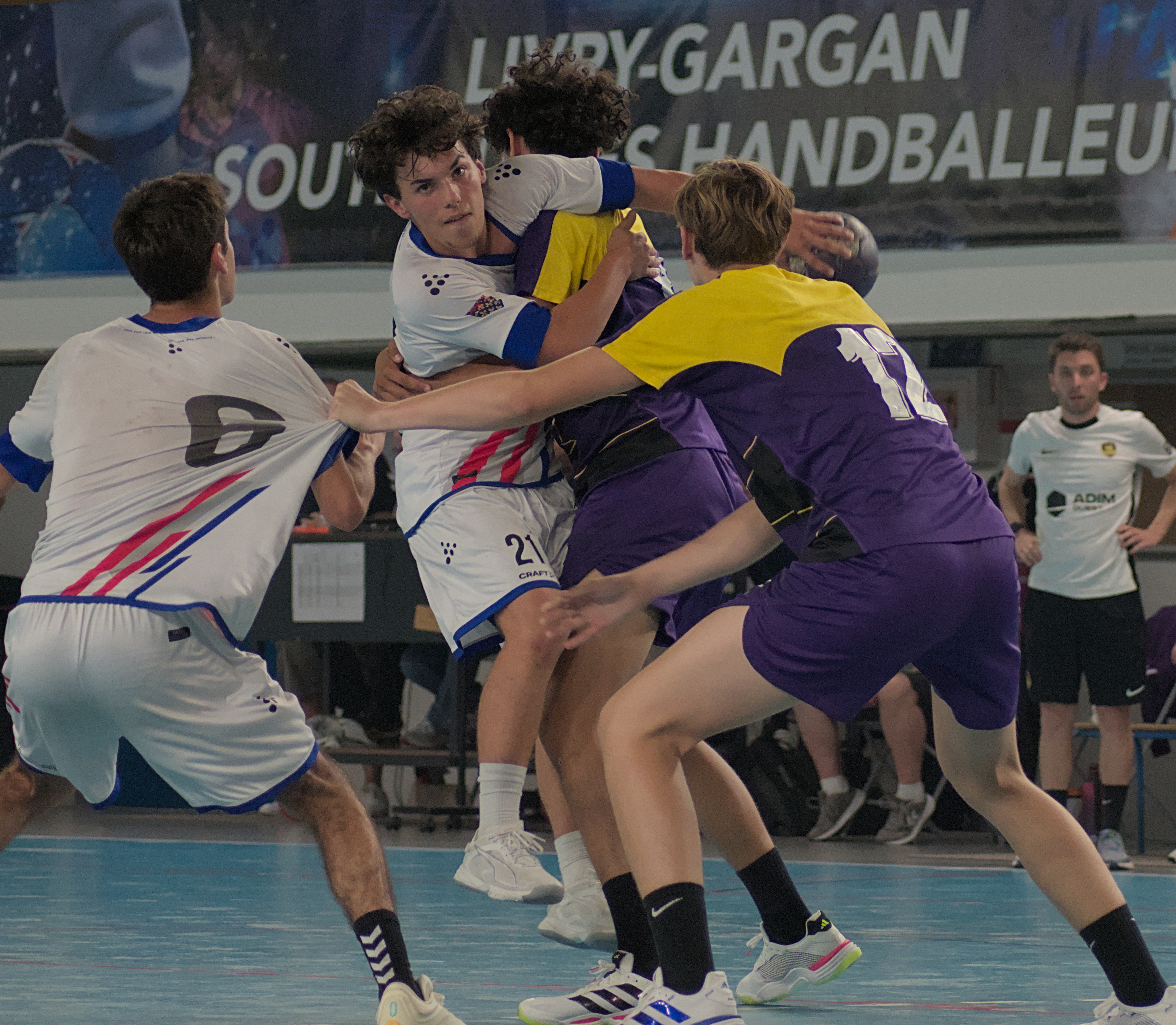 Contact entre joueurs au handball